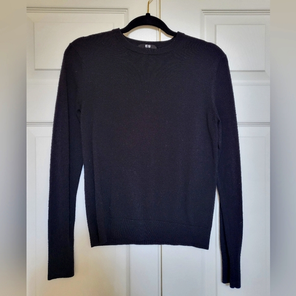 Uniqlo merino wool crew neck sweater - Picture 2 of 6